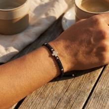 Гривна с червен конец и 14 карата златен елемент кръст B54CZ