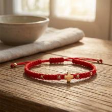 Гривна с червен конец и 14 карата златен елемент кръст B54CZ