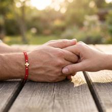 Гривна с червен конец и 14 карата златен елемент кръст B54CZ