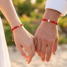 Гривна с червен конец и 14 карата златен елемент кръст B54CZ