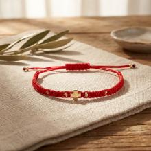 Гривна с червен конец и 14 карата златен елемент кръст B54CZ