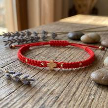 Гривна с червен конец и 14 карата златен елемент кръст B54CZ