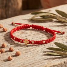 Гривна с червен конец и 14 карата златен елемент кръст B54CZ