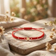 Гривна с червен конец и 14 карата златен елемент кръст B54CZ