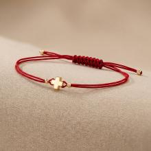 Гривна с червен конец и 14 карата златен елемент кръст Гривна с червен конец и 14 карата златен елемент кръст