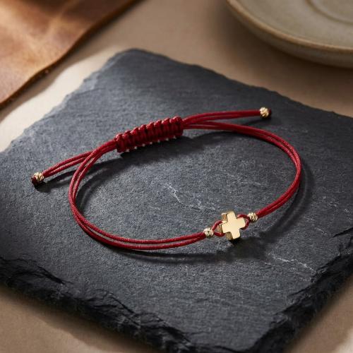 Гривна с червен конец и 14 карата златен елемент кръст 