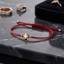 Гривна с червен конец и 14 карата златен елемент кръст Гривна с червен конец и 14 карата златен елемент кръст