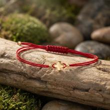 Гривна с червен конец и 14 карата златен елемент кръст Гривна с червен конец и 14 карата златен елемент кръст