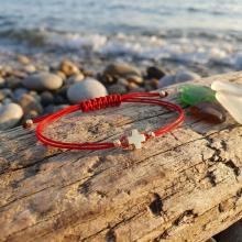 Гривна с червен конец и 14 карата златен елемент кръст Гривна с червен конец и 14 карата златен елемент кръст