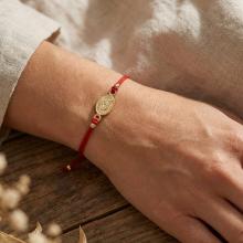 Гривна с червен конец и златен елемент Богородица Гривна с червен конец и златен елемент Богородица