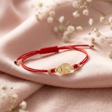 Гривна с червен конец и златен елемент Богородица Гривна с червен конец и златен елемент Богородица