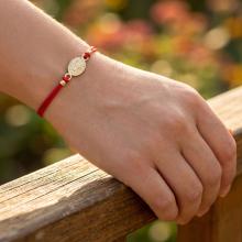 Гривна с червен конец и златен елемент Богородица Гривна с червен конец и златен елемент Богородица