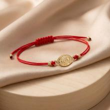 Гривна с червен конец и златен елемент Богородица Гривна с червен конец и златен елемент Богородица