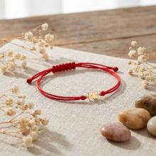 Гривна с червен конец и 14 карата златен елемент мече Гривна с червен конец и 14 карата златен елемент мече