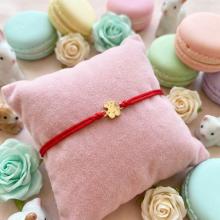 Гривна с червен конец и 14 карата златен елемент мече Гривна с червен конец и 14 карата златен елемент мече