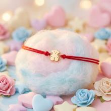 Гривна с червен конец и 14 карата златен елемент мече Гривна с червен конец и 14 карата златен елемент мече