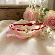 Гривна с червен конец и 14 карата златен елемент пчеличка