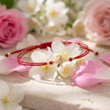 Гривна с червен конец и 14 карата златен елемент пчеличка