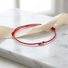 Гривна с червен конец и 14 карата златно топче B59 Гривна с червен конец и 14 карата златно топче B59