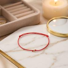 Гривна с червен конец и 14 карата златно топче B59 Гривна с червен конец и 14 карата златно топче B59