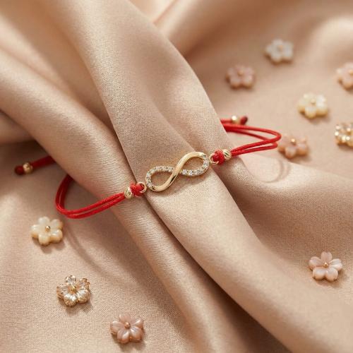 Гривна с червен конец и златен елемент безкрайност