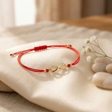 Гривна с червен конец и златен елемент безкрайност