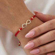 Гривна с червен конец и златен елемент безкрайност