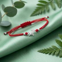 Гривна с червен конец и сребърен елемент еднорог Гривна с червен конец и сребърен елемент еднорог