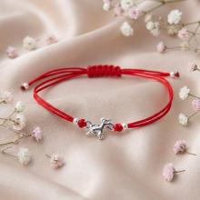 Гривна с червен конец и сребърен елемент еднорог Гривна с червен конец и сребърен елемент еднорог