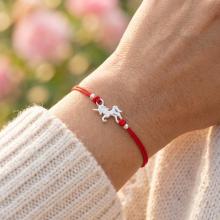 Гривна с червен конец и сребърен елемент еднорог Гривна с червен конец и сребърен елемент еднорог