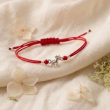 Гривна с червен конец и сребърен елемент еднорог Гривна с червен конец и сребърен елемент еднорог