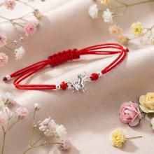 Гривна с червен конец и сребърен елемент еднорог Гривна с червен конец и сребърен елемент еднорог