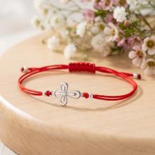 Гривна с червен конец и сребърен елемент кръст