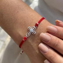 Гривна с червен конец и сребърен елемент кръст