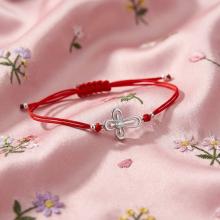 Гривна с червен конец и сребърен елемент кръст