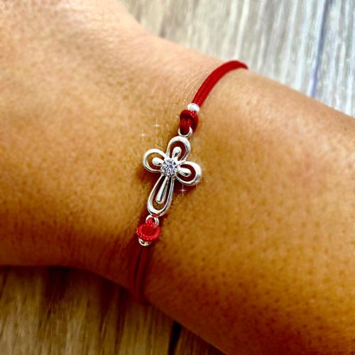 Гривна с червен конец и сребърен елемент кръст B63