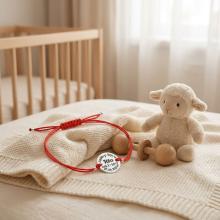 Гривна с червен конец и сребърен елемент с рождените данни на вашето бебе