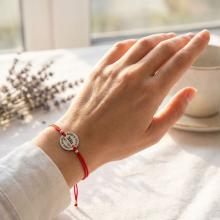 Гривна с червен конец и сребърен елемент с рождените данни на вашето бебе