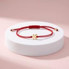 Гривна с червен конец и златни инициали Гривна с червен конец и златни инициали