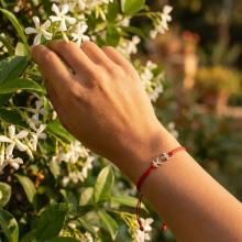 Гривна с червен конец и златни инициали Гривна с червен конец и златни инициали