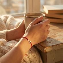 Гривна с червен конец и златни инициали Гривна с червен конец и златни инициали