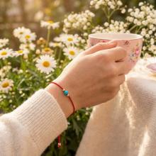 Гривна с червен конец и 14 карата златни топчета с тюркоаз