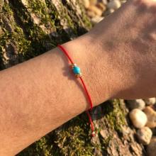 Гривна с червен конец и 14 карата златни топчета с тюркоаз