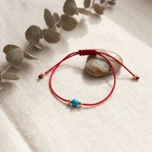 Гривна с червен конец и 14 карата златни топчета с тюркоаз