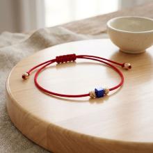 Гривна с червен конец и 14 карата златни топчета с Dark Heliotrope