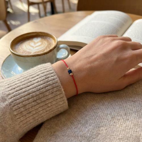 Гривна с червен конец и 14 карата златни топчета с Dark Heliotrope