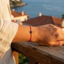 Гривна с червен конец и 14 карата златни топчета с Dark Heliotrope