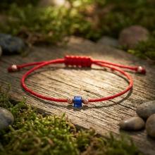 Гривна с червен конец и 14 карата златни топчета с Dark Heliotrope