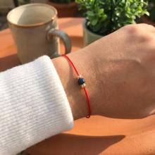 Гривна с червен конец и 14 карата златни топчета с Dark Heliotrope