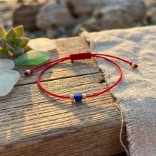 Гривна с червен конец и 14 карата златни топчета с Dark Heliotrope